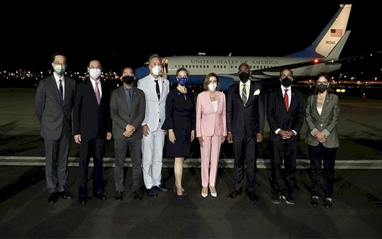 Pelosi’yi taşıyan ABD uçağı Tayvan’a indi