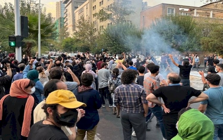 İranlı yazarlardan Rojhılatlı göstericilere destek