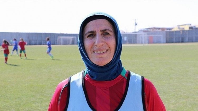 Diyarbakır'da 49 yaşındaki Azize Ay'ın 35 yıllık futbol hayali gerçek oldu