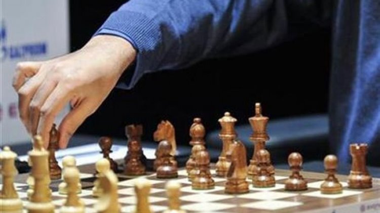 İsrailli rakibiyle maça çıkan İranlı satranç oyuncusuna ceza istendi