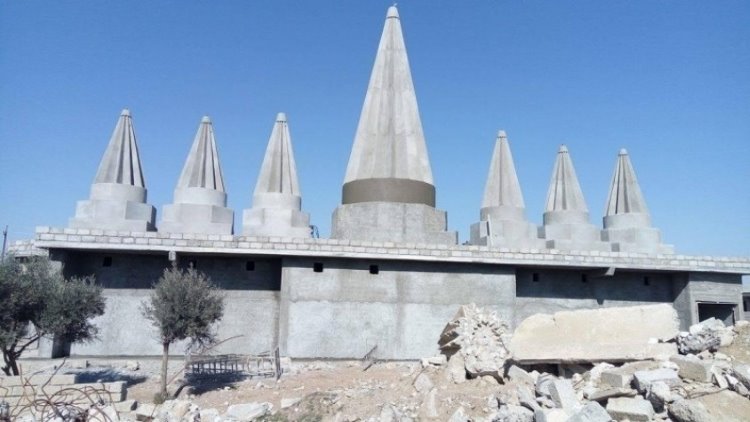 Ezdiler, IŞİD teröristlerinin yıktığı kutsal mekanları onarıyor