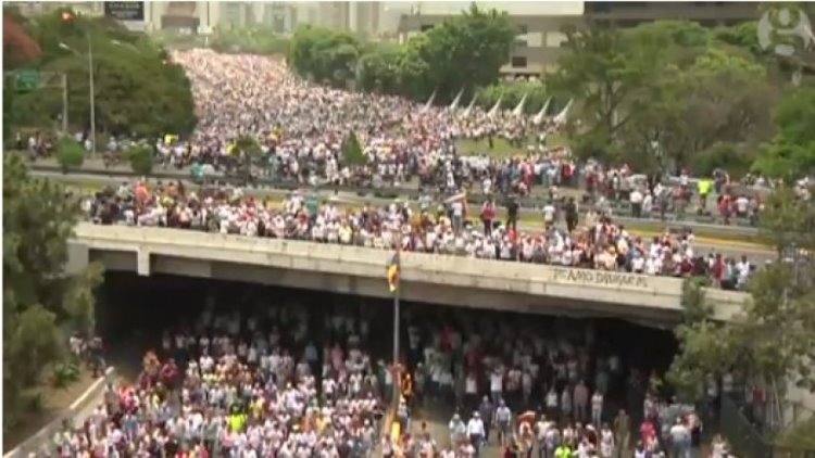 Venezuela'da hükümet karşıtı gösterilerde üç kişi öldürüldü