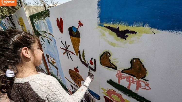Süleymaniye'de çocuklar duvarları süslüyorlar