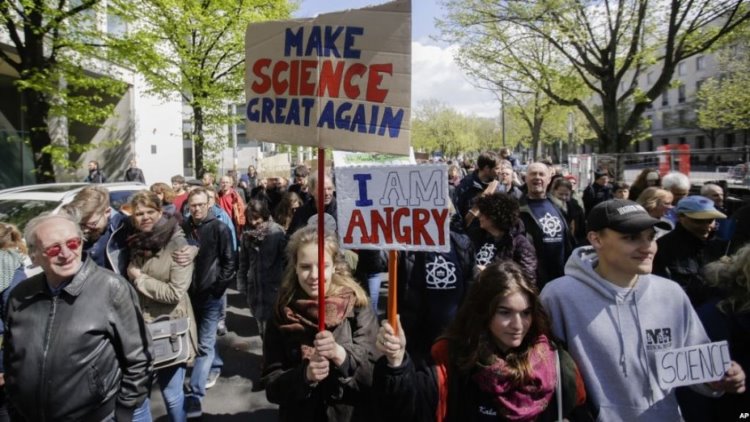 Trump'ın Bilim Politikaları Protesto Edildi