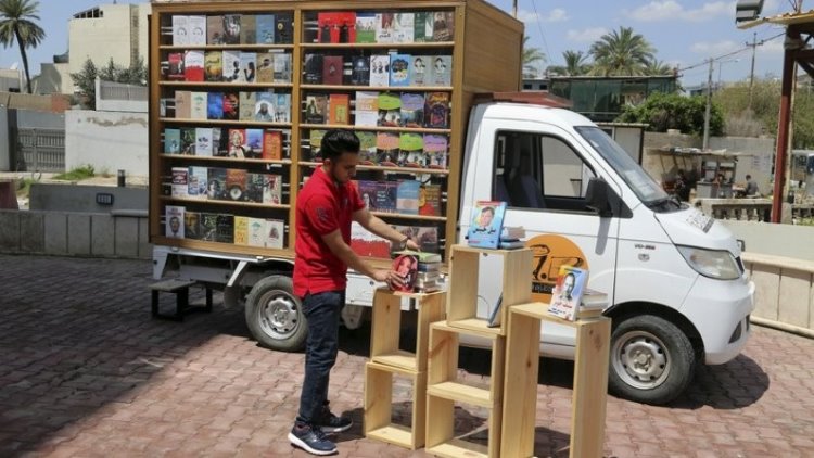 Bağdat sokaklarında tekerlekli kitapçı dükkanı