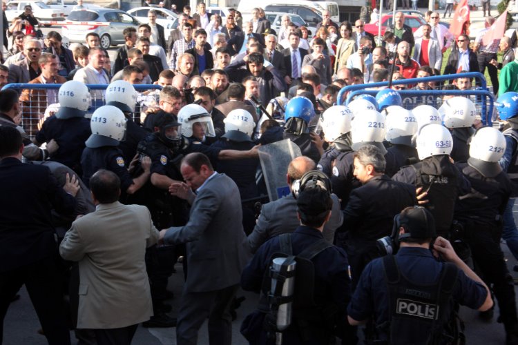 Diyarbakır'daki KESK eylemine polis müdahalesi:30 gözaltı