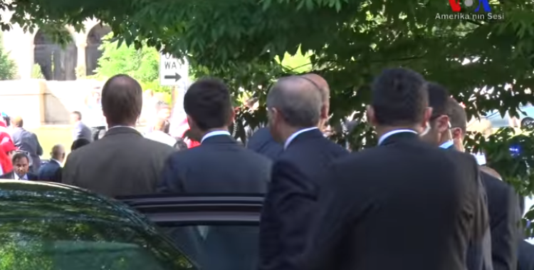 Erdoğan'ın makam arabasından saldırıyı izledi