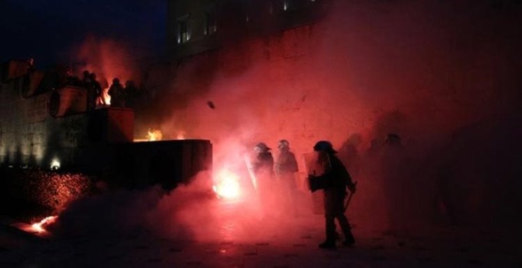 Yunanistan'da eylemciler meclisi bastı