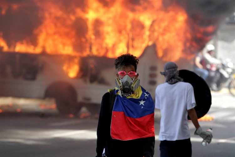 Venezuela'da gösteriler 45'inci gününde, 42 ölü