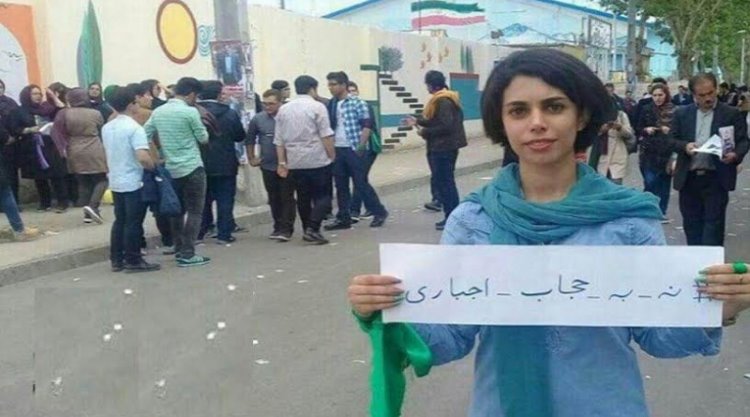 İran’da bir kadın başörtüsünü çıkardı: Zorla örtünmeye hayır!