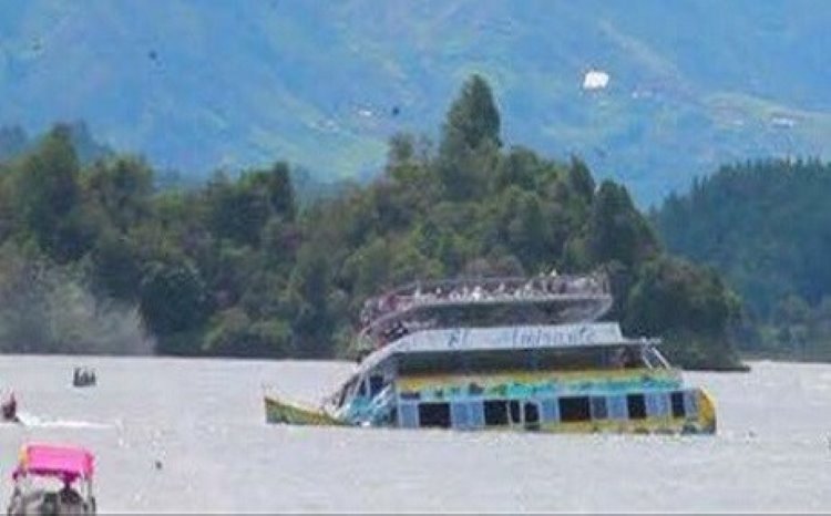 Turist teknesi battı: 6 ölü