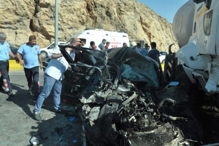 Mardin'de trafik kazası: 2 ölü 13 yaralı!