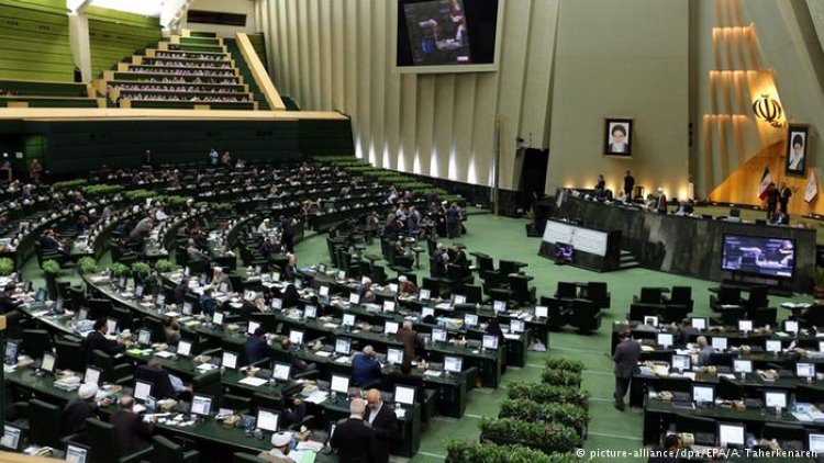 İran'da parlamento ve Humeyni'nin mezarında saldırı