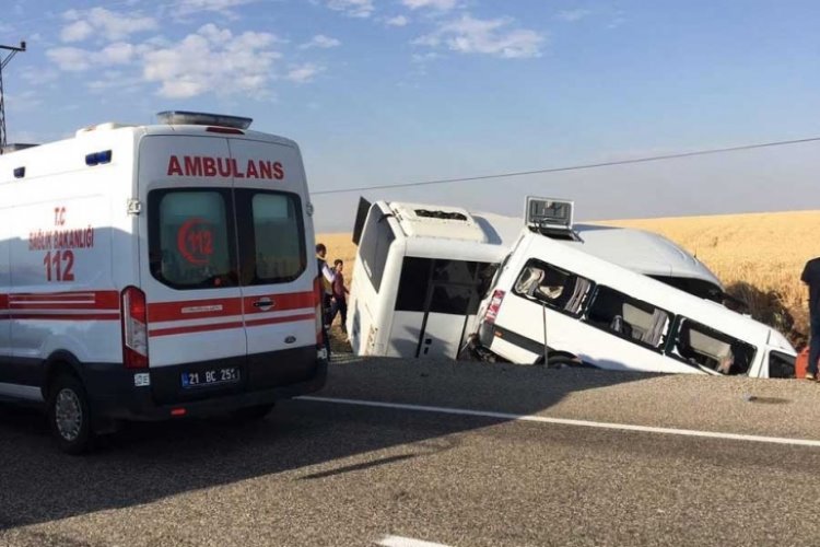 Diyarbakır'da polis aracıyla minibüs çarpıştı: 2 ölü, 19 yaralı