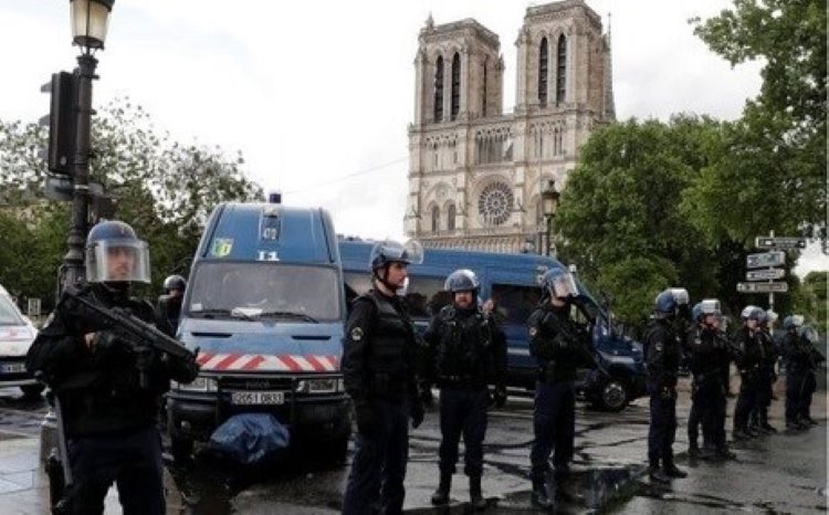 Paris'te polise çekiçli saldırı
