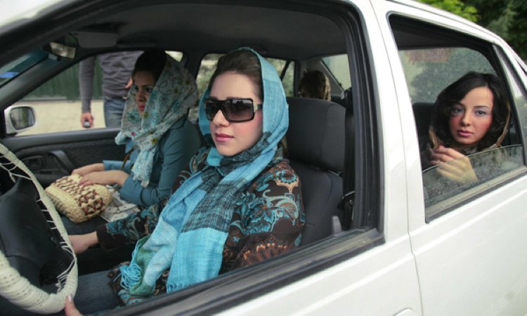 İranlılar tartışıyor: Araba özel alan mı, yoksa kamusal alan mı?