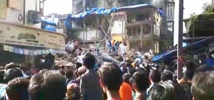 Hindistan'da üç katlı bina çöktü