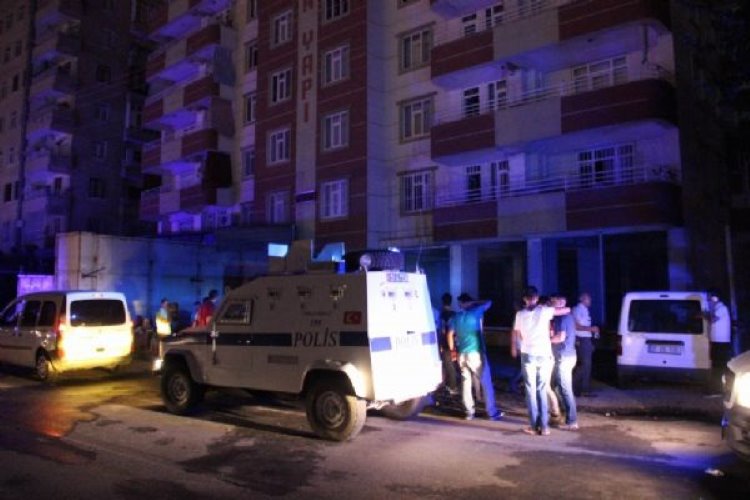 Diyarbakır'da itfaiye görevlileri geç geldikleri iddiasıyla saldırıya uğradılar