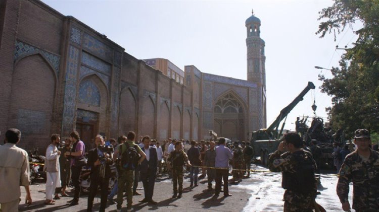 Camiye silahlı saldırı: Ölü ve yaralılar var