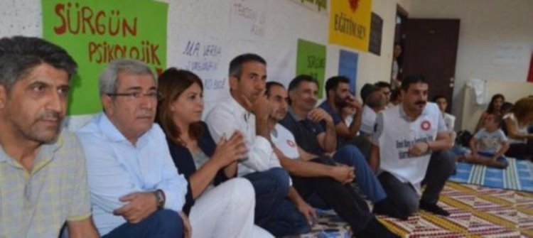 Diyarbakır'dan Türk illerine sürülen öğretmenler oturma eylemi başlattı