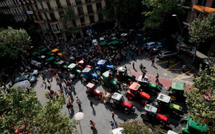 Katalan çiftçiler bağımsızlık referandumuna traktörleriyle destek veriyor