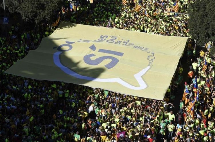 Barcelona'da binlerce kişi referandum ve bağımsızlık için yürüdü