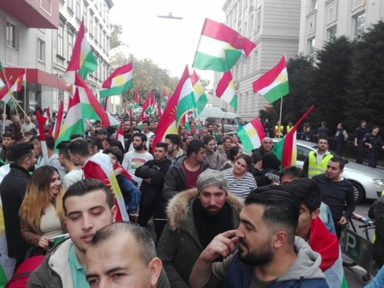  Avusturya'nın başkenti Viyana'da binler Kürdistan'a saldırıları kınadı