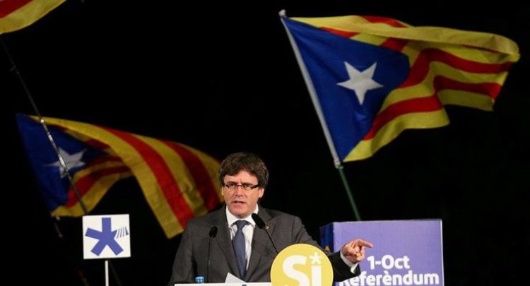 Katalonya Başkanı Carles Puigdemont bağımsızlığa hak kazandıklarını ancak Madrid ile diyalog için ilanı ertelediklerini söyledi