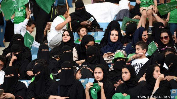 Suudi Arabistan,gelecek yıldan itibaren ilk kez kadınların stadyumlara alınacağını duyurdu