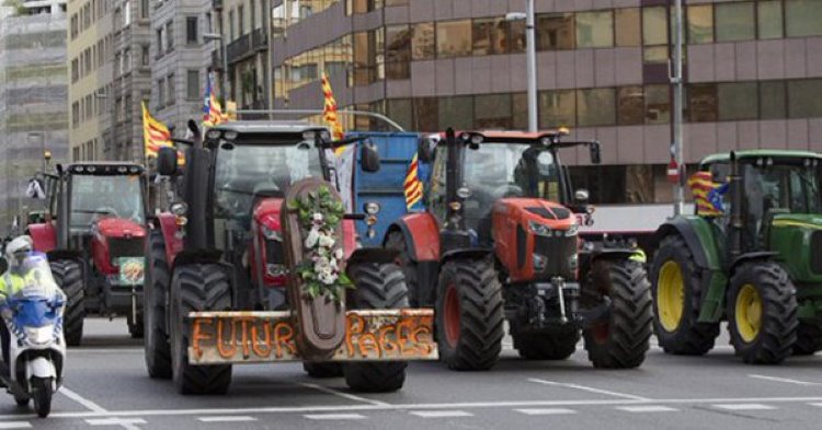Katalonyalı çiftçiler sandıkları traktörlerle koruyacak