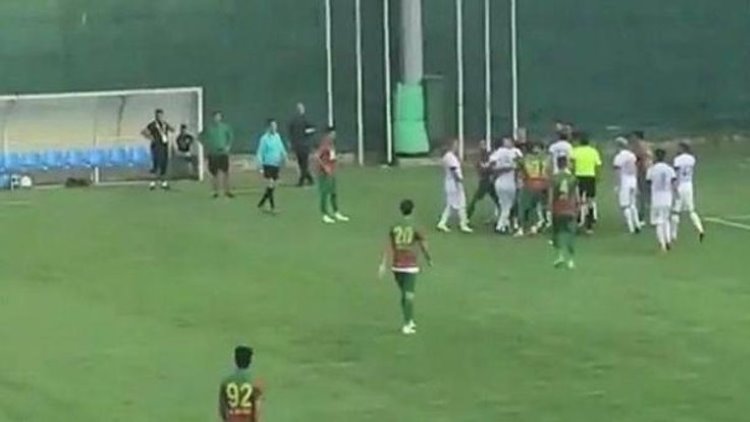 Amed'spora saldırı,Sarıyerli futbolcu ve taraftarlar-Amedsporlu oyuncularla teknik heyete saldırdı 