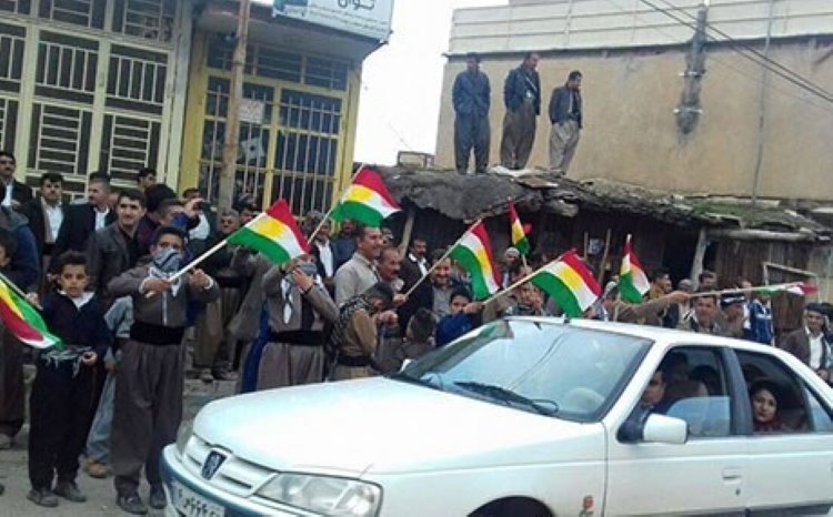 İran rejimi Doğu Kürdistan’ın Meriwan kentinde Kürdistan bayrağı açtıkları gerekçesiyle bir çok Kürd hapis cezasına çarptırıldı.