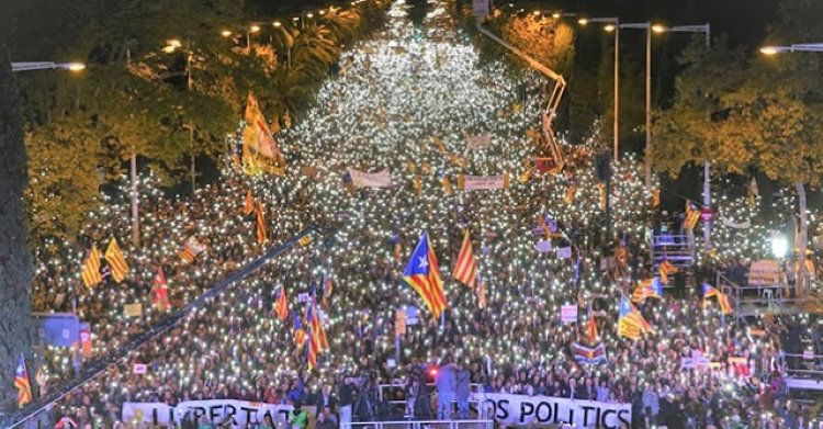 Yüzbinler Katalan bağımsızlığı ve tutuklu siyasetçileri için sokağa indi