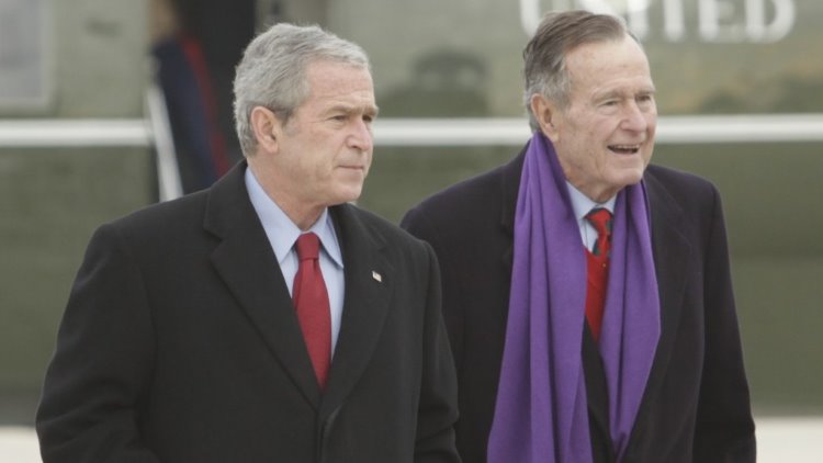 Baba ve oğul Bush – Donald Trump'ı topa tuttu Başkan olmak nedir bilmiyor