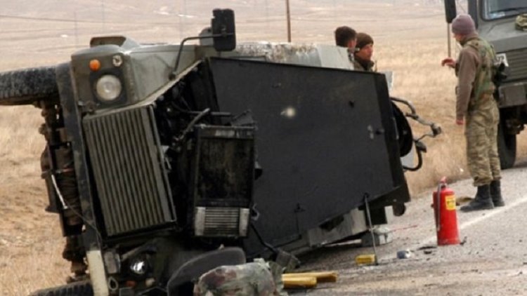 Askeri araç devrildi: 1 asker hayatını kaybetti, 2 asker yaralı