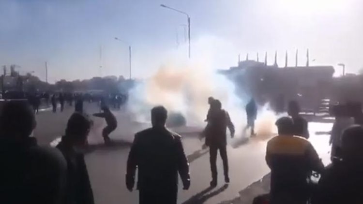 İran'da ayaklanma ekonomi politikalarına karşı geniş katılımlı protestolar