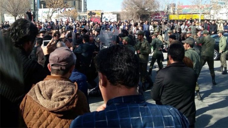 Doğu Kürdistan'da halk İran rejimine karşı ayakta protesto gösterileri sürüyor