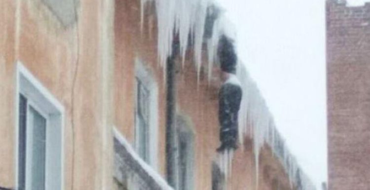 Rusya'da dehşete düşüren görüntü: Çatıda donarak öldü
