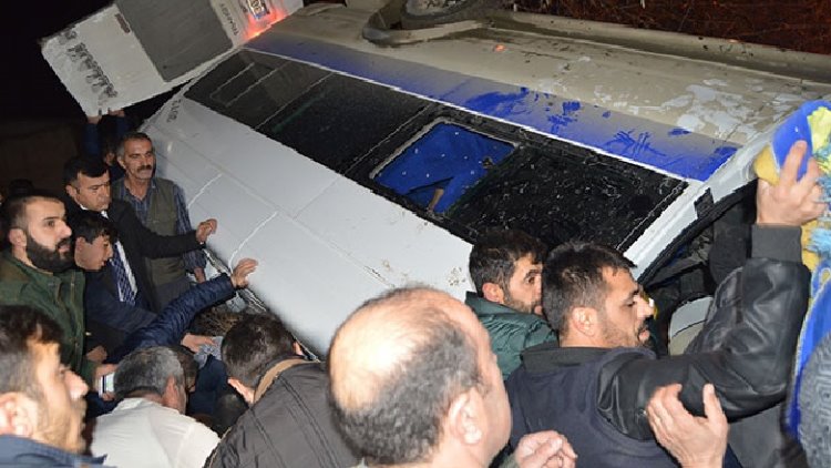 Hakkari’de yolcu minibüsü devrildi: 1 ölü, 4 yaralı