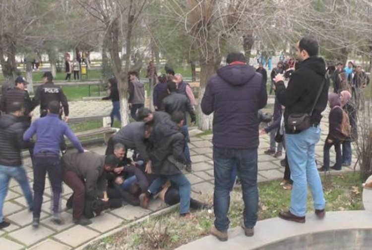  Diyarbakır'da ,Kürtçe ıslıkla şarkı söyledikleri” için 2 üniversite öğrencisine  27,5 yıl hapis cezası