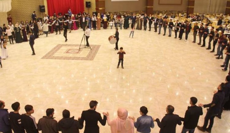 Kürtçe şarkı söyleyen müzisyenler ve düğün sahibi gözaltına alındı