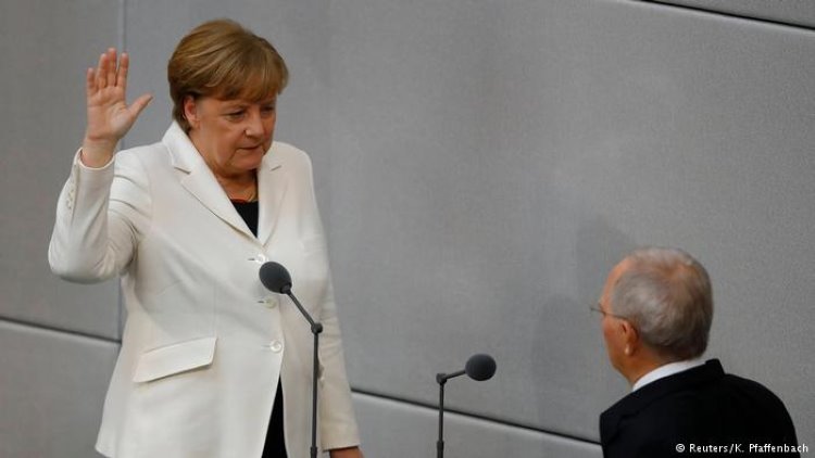 Almanya'da dördüncü Merkel dönemi, Almanya'da Başbakan Angela Merkel ve yeni hükümet üyeleri parlamentoda yemin ederek görevlerine resmen başladı