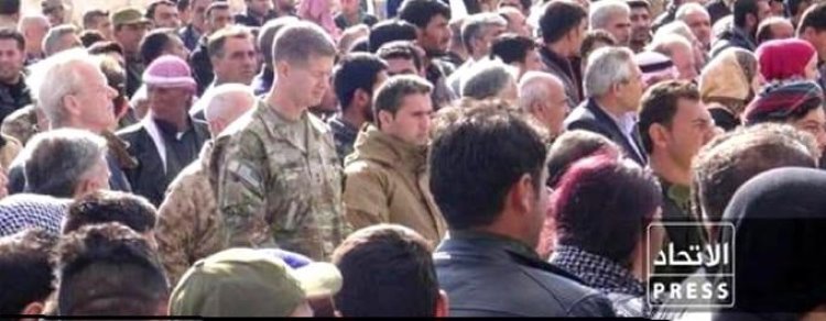  ABD askerleri, Tel Abyad suikast sonucu öldürülen Rakka Sivil Meclisi üyesi Ömer Alluş’un cenaze Törenine katıldı
