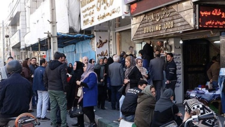 İran'da değer kaybeden riyali elden çıkarmak isteyen halk döviz bürolarına akın ediyor