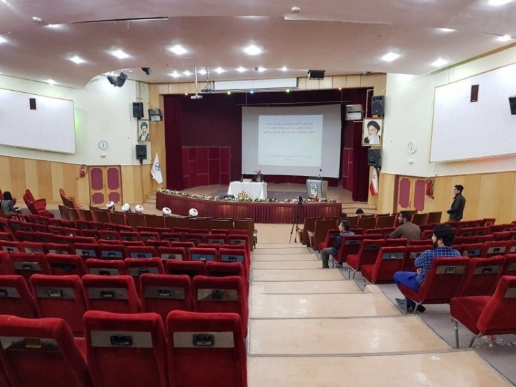 Kürt öğrenciler Kürdistan karşıtı konuşan İranlı yetkiliyi protesto edip salonu terk etti