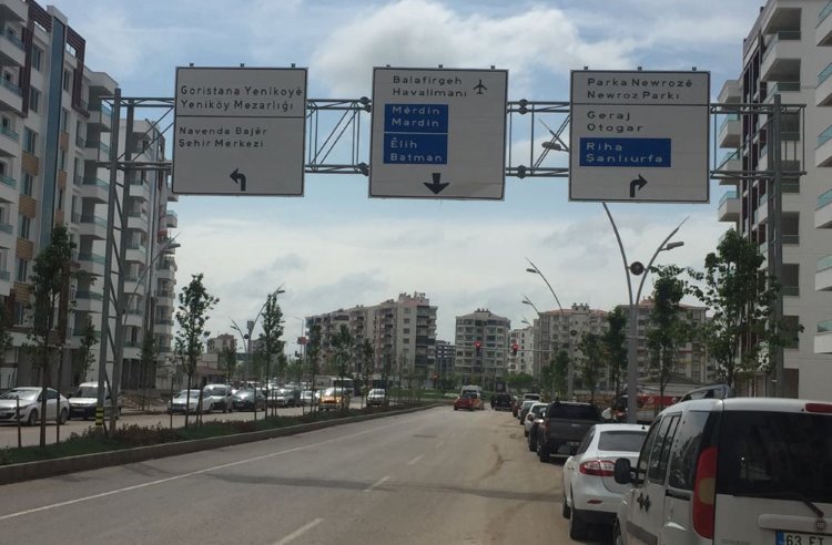 Diyarbakır'da kaldırılan Kürtçe tabelalara ilişkin Belediyeden açıklama