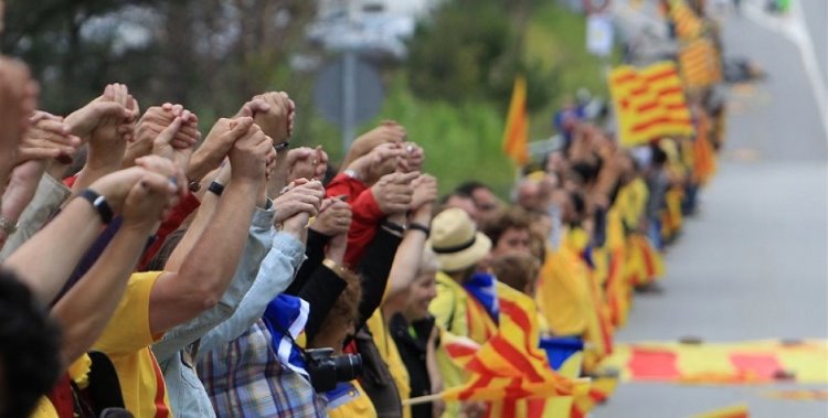 Katalonya’da siyasi tutsaklar için kilometrelerce insan zinciri