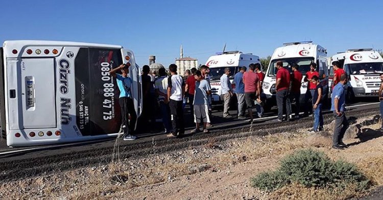 Cizre'de yolcu midibüsü devrildi: 17 yaralı