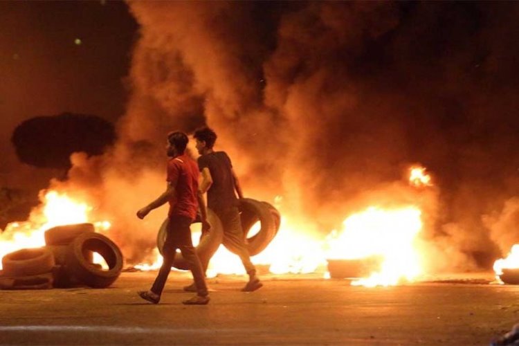 Basra'da Şii parti binaları ateşe verildi,protesto eylemlerinde 17 kişi hayatını kaybetti