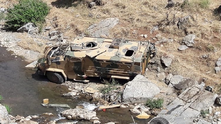 HAKKARİ - Askeri araç devrildi bir asker öldü